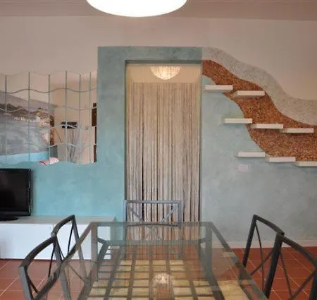 別荘 La Casa Degli Specchi-villetta Con Due Giardini ラ・マッダレーナ